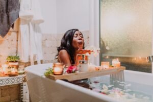 Leia mais sobre o artigo Autocuidado em Casa: 5 Rituais de Spa para Relaxar no Fim de Semana (Gastando Pouco)